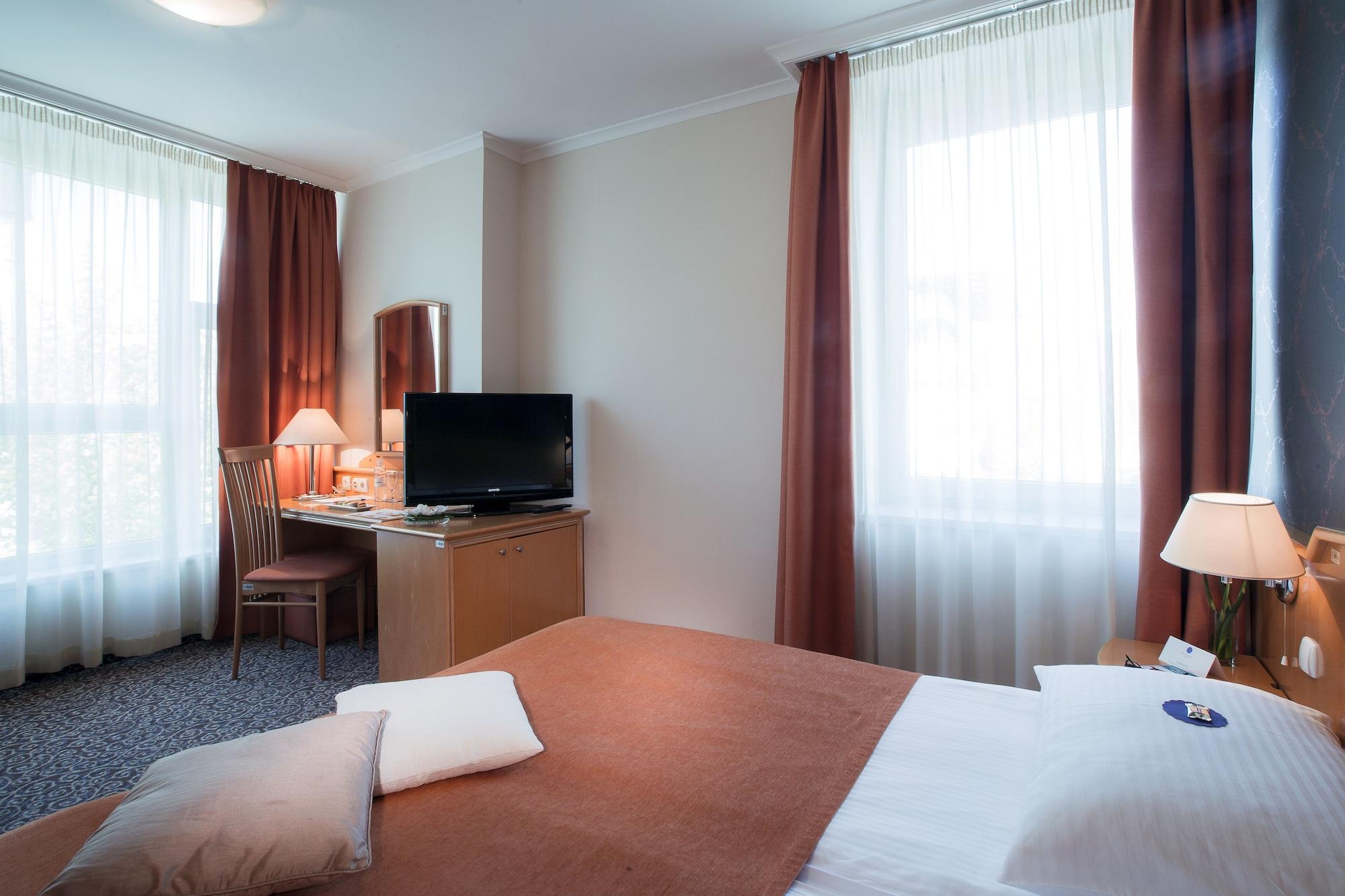 Hotel Paka Веленье Экстерьер фото